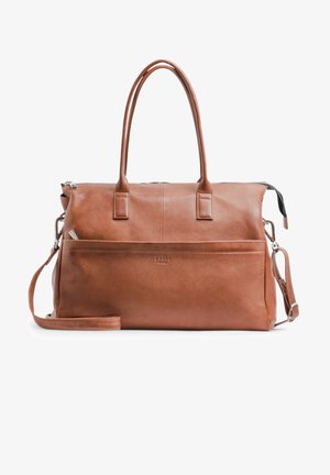 Sac tote en cuir marron avec double poignée supérieure, bandoulière amovible, fermeture éclair et poche avant. Finition texturée et détail du logo.