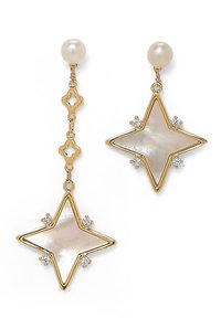 Goldfarbene Ohrringe mit einem Perlenstecker und sternförmigen Anhängern mit Muscheleinlagen, akzentuiert durch kleine klare Edelsteine.