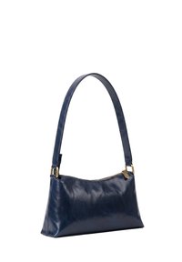 Kleine dunkelblaue Lederhandtasche mit einem einzelnen Trageriemen und einem oberen Reißverschluss, gezeigt vor weißem Hintergrund.