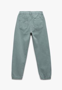 Jasnozielone spodnie z bawełnianej mieszanki z elastycznym pasem, zwężającymi się nogawkami i dwiema tylnymi kieszeniami z prostokątnymi klapkami. Gładka tekstura.