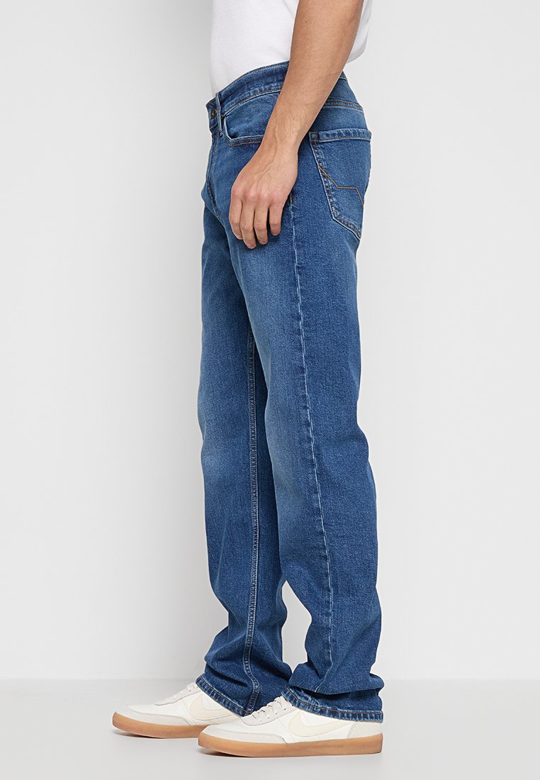 Blaue Denim-Jeans mit geradem Schnitt, ausgestattet mit einem klassischen Fünf-Taschen-Design, dezenten Nähakzenten und einer strapazierfähigen Materialstruktur.