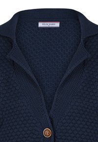 Cardigan blu lavorato a maglia con un motivo testurizzato, dotato di un colletto a punta e una chiusura con un singolo bottone in legno nella parte anteriore.