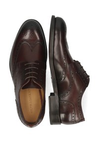 Scarpe da dress in pelle marrone con design a punta d'ala, dettagli perforati e una finitura liscia. Presentano una punta arrotondata e un tacco impilato.