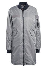 Longue veste bomber grise matelassée avec fermeture éclair devant, poches à rabat, poche zippée sur la manche et col et poignets côtelés noirs.