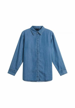 Chemise en denim bleu à manches longues avec col pointu et patte de boutonnage dissimulée, présentée sur un fond blanc.