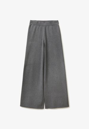 Grijze wijde broek van zacht materiaal met een elastische tailleband. Heeft een schone, minimalistische stijl zonder zichtbare patronen of accenten.