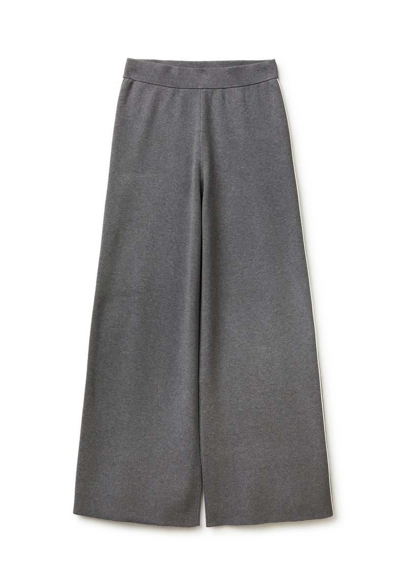 Pantalones de pierna ancha, grises, hechos de una tela suave con una cintura elástica. Presentan un diseño limpio y minimalista, sin patrones ni acentos visibles.