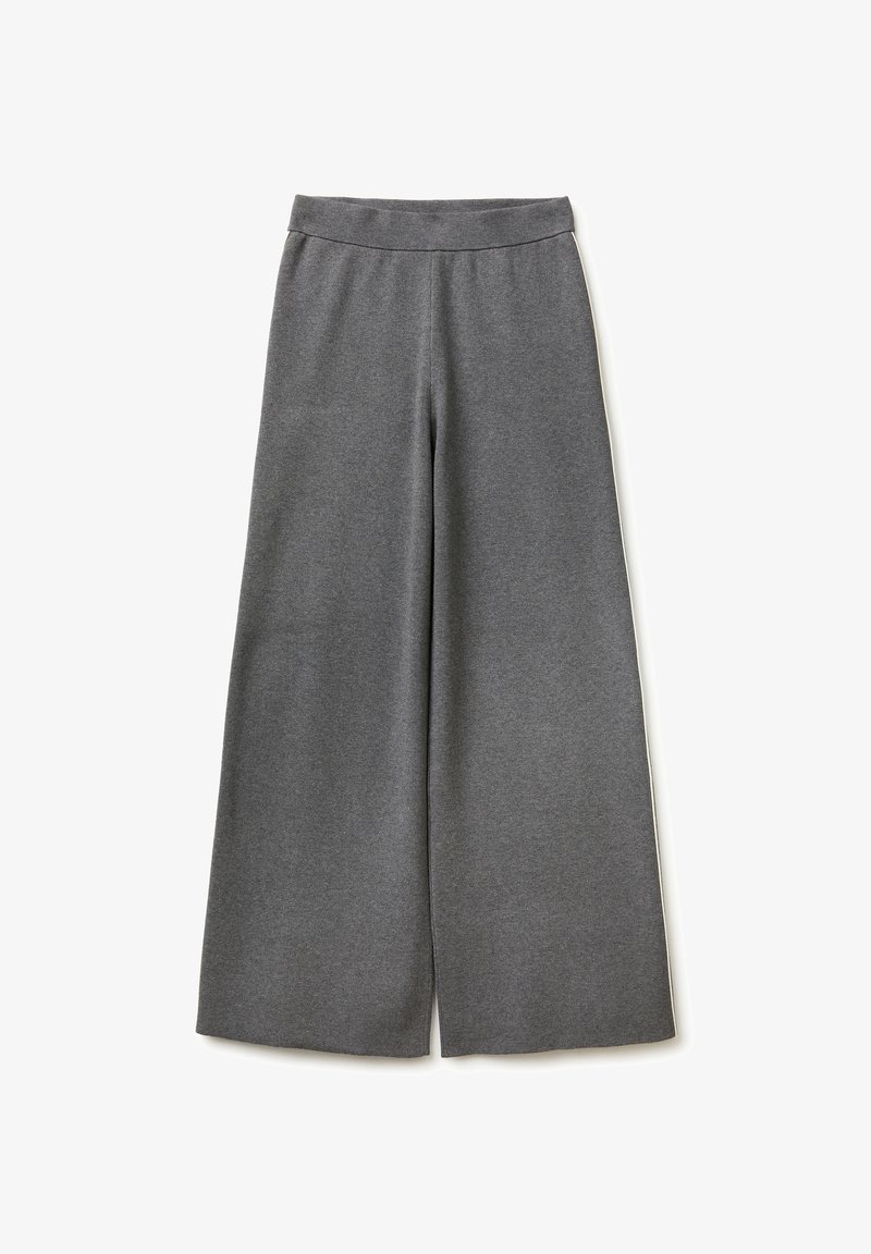 Široké šedé kalhoty vyrobené z měkké látky s elastickým pasem. Mají čistý, minimalistický design bez viditelných vzorů nebo akcentů.