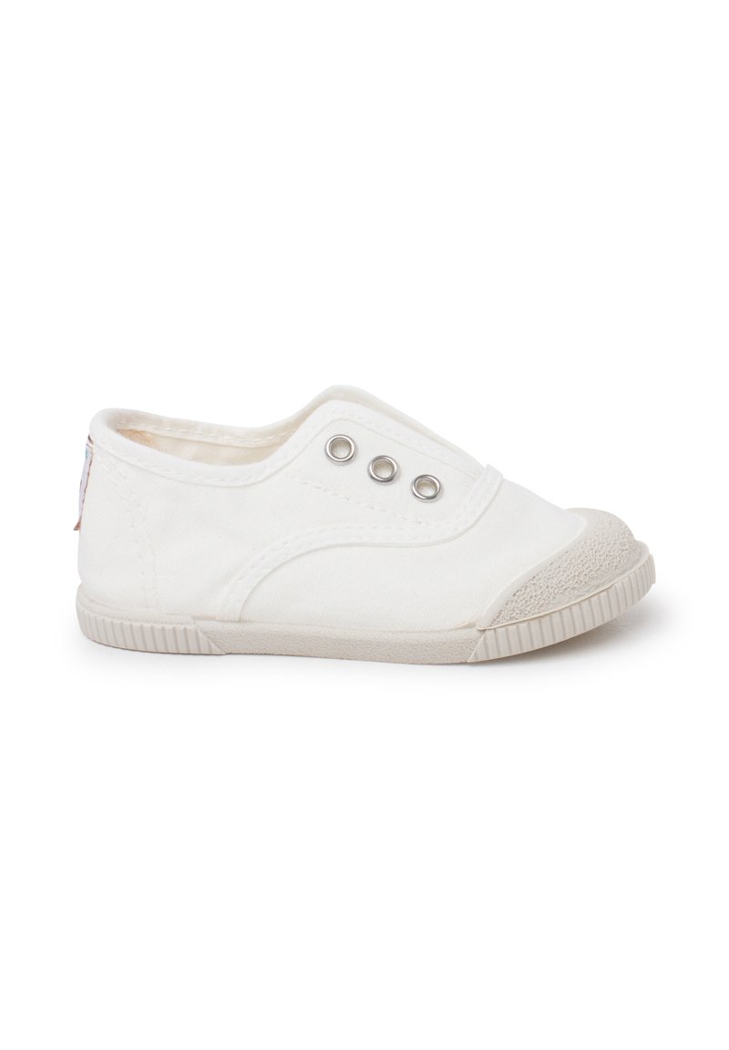 Weiße Leinenschlupfschuhe mit einer Gummikappe an der Zehe, zwei metallischen Ösen und einer strukturierten Sohle. Einfaches Design, flacher Schnitt mit glatter Oberfläche.