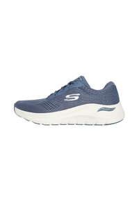 Zapatilla deportiva azul de malla con suela blanca, diseño curvado y logotipo en el lateral. Cuenta con soporte acolchado para el arco y parte superior texturizada.