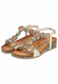 Sandali bianchi con design a T, decorati con dettagli in corallo e cristallo, tacco in sughero e una texture in pelle liscia.