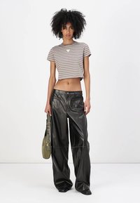 Guess Originals PATCH POCKET - Pantaloni - jet black