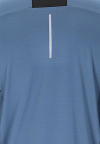 Hellblaues Sportshirt mit einem schwarzen Akzent auf der Schulter und einem weißen vertikalen Streifen auf dem Rücken. Glatte Textur, kurze Ärmel.