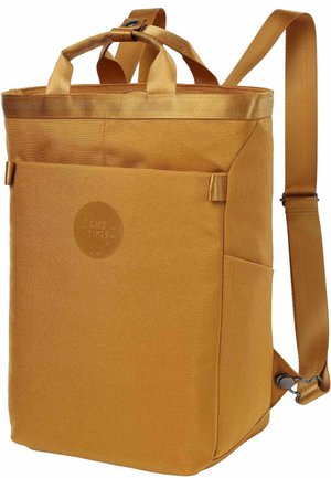 Sac à dos rectangulaire jaune moutarde avec double poignée supérieure, bretelles réglables, poche avant et écusson logo circulaire.