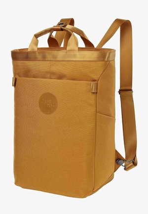 Sac à dos rectangulaire jaune moutarde avec double poignée supérieure, bretelles réglables, poche avant et écusson logo circulaire.