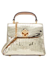 Metaliczna złota torebka o teksturze krokodyla, złotym okuciu i zapięciu w kształcie serca. Posiada uchwyt do noszenia oraz odpinany łańcuszek.