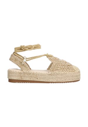 Espadrille beige trenzado con correas de cuerda en los tobillos y una suela texturizada de plataforma. Presenta una punta cerrada y un intrincado detalle trenzado.
