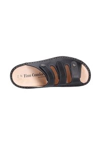 Zwarte leren sandaal met drie uitsparingen, gestikte accenten en een beige voetbed. Heeft het merk 'Finn Comfort' er binnenin geperst.