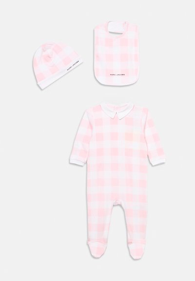 Babyschlafanzug mit rosa-weiß kariertem Muster, passender Mütze und Lätzchen, alle mit Marc Jacobs Logo.