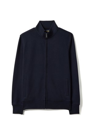 Chaqueta azul marino con cremallera, cuello alto, puños y dobladillo acanalados, y dos bolsillos verticales en los lados.