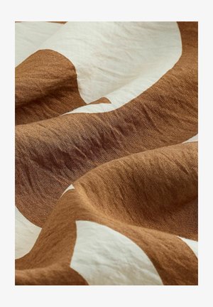 Țesătură din in cu un design abstract ce prezintă forme mari de culoare brown și alb, având o suprafață moale și texturată și o cădere naturală.