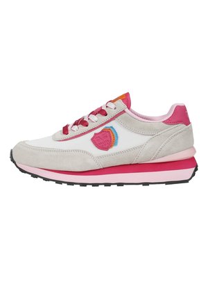 Witte en beige sneaker met roze en rode accenten, multicolor logo aan de zijkant, roze gewatteerde kraag en zwarte profielzool.