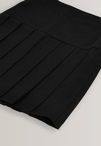 Schwarzer plissierter Rock aus glattem Stoff, mit einem enganliegenden Bund und ordentlich genähten Falten für zusätzliche Textur und Bewegung.