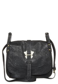 Svart faux läder crossbody-väska med präglade blommönster, guldaccessoarer och en klaffstängning med en central spänne.