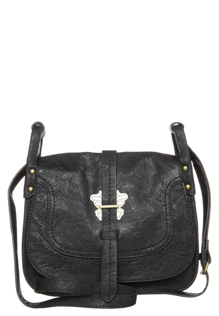 Svart faux läder crossbody-väska med präglade blommönster, guldaccessoarer och en klaffstängning med en central spänne.