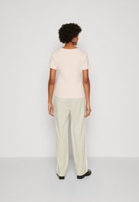 Tommy Hilfiger SLIM CODY V NECK - Základné tričko - whimsy pink