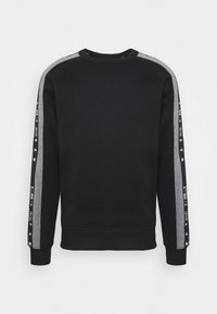 Sweat-shirt noir à col rond avec des rayures grises sur les épaules et des panneaux latéraux noirs avec un texte blanc le long des manches.