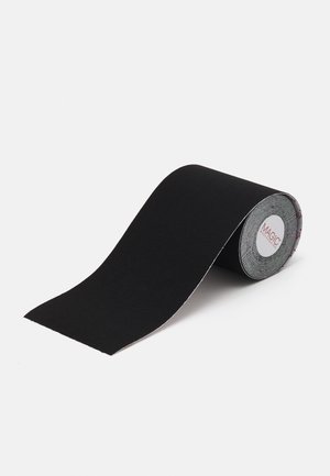 Fita adesiva preta em rolo, textura suave, design flexível, com um núcleo de papelão circular, apresentando um logótipo de um lado.