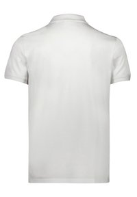 Polo a maniche corte di colore bianco, con un colletto classico, tessuto di cotone liscio e orlo dritto senza loghi o motivi visibili.
