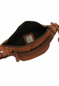 Braune Lederhandtasche mit Reißverschluss, glatter Textur und internem Etikett. Kompakte, abgerundete Form mit Schultergurt.