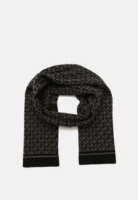 Strikket tørklæde i sort og grå med et gentaget mønster af bogstaver. Tekstureret stof med ribstrik i enderne for ekstra detalje.