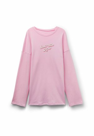 T-shirt à manches longues rose en tissu doux, avec un design textuel brodé blanc, coupe décontractée et col rond.