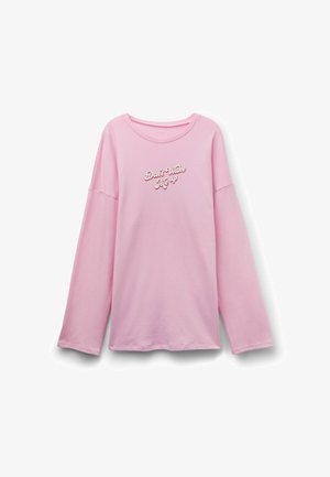 T-shirt à manches longues rose en tissu doux, avec un design textuel brodé blanc, coupe décontractée et col rond.