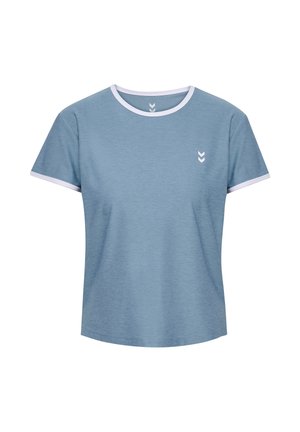 Lichtblauw t-shirt met korte mouwen en een ronde halslijn, witte bies. Voorzien van een klein wit chevron-logo op de linkerborst. Gladde stoftextuur.