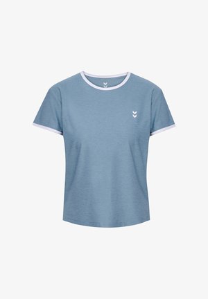 Lichtblauw t-shirt met korte mouwen en een ronde halslijn, witte bies. Voorzien van een klein wit chevron-logo op de linkerborst. Gladde stoftextuur.