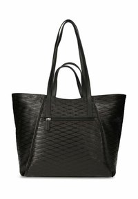 Zwarte tote bag van textuurmateriaal met een diamantpatroon, voorzien van twee lange handvatten en een voorzak met rits.