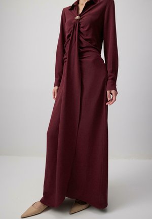 BROŞ DETAYLI - Maksi suknelė - bordo