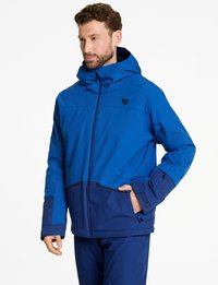 Giacca impermeabile blu con cappuccio, dettagli in blu scuro a contrasto, tasche con zip e un piccolo logo sul petto. Tessuto liscio.