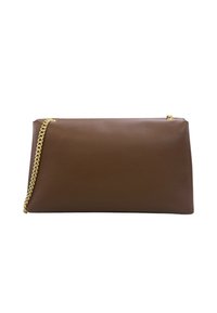 Borsa a pochette rettangolare in pelle marrone con tracolla a catena dorata staccabile, texture liscia e design minimalista.