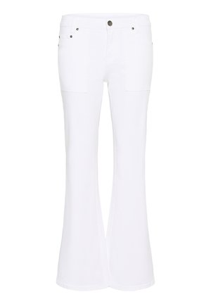 Jeans a zampa d'elefante bianchi in denim, con due tasche frontali, chiusura con bottone e zip, e accessori in tonalità argento.