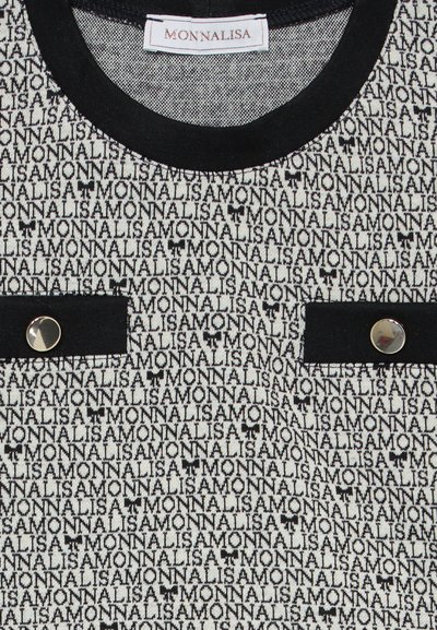 Prim-plan cu un top din material cu model și textul repetat "MONNALISA", cu margine neagră în jurul decolteului, doi nasturi negri din material pe buzunarele din față.