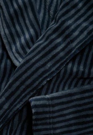 Marineblauer Veloursbademantel mit abwechselnd dunklen und hellen Streifenmustern. Weiche Textur mit Schalkragen und Seitentaschen-Detail.