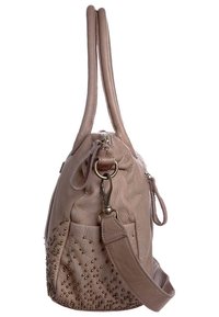 Rosa Lederhandtasche mit zwei Obergriffen, dekorativen goldenen Nieten auf einer Seite, verstellbarem Schulterriemen und Reißverschlussverschluss.