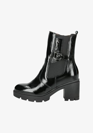 Schwarze lackierte Leder-Ankle-Boots mit einem klobigen Absatz, elastischem seitlichen Einsatz und einem dekorativen Riemen mit Metall-Schnallendetail. Strukturierte Sohle.