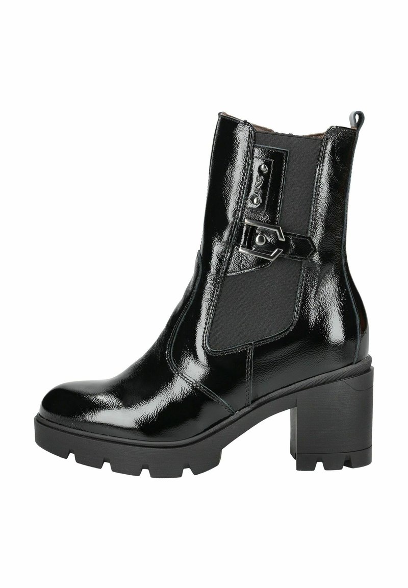 Bottine en cuir verni noir avec un talon chunky, un panneau latéral élastique et une sangle décorative avec une boucle en métal. Semelle texturée.