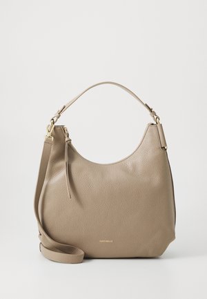Tasche aus braunem Leder mit einer geschwungenen Form, goldenen Hardware-Akzenten und einem abnehmbaren Schulterriemen. Strukturiert Oberfläche mit einem Reißverschluss.